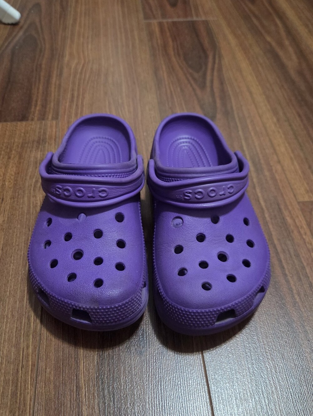 CROCS Classic Clog in Bright Purple Size 5